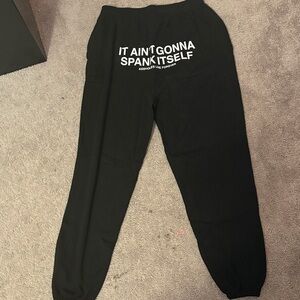 IT AINT GONNA SPANK ITSELF black sweatpants